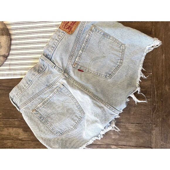 Levi's 501 Original Fit Women's High-Rise Frayed Jean Denim Shorts Light Wash 32 - Picture 9 of 9